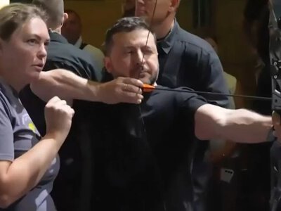 Strzelanie z łuku, wyciskanie sztangi. Zełenski na zawodach