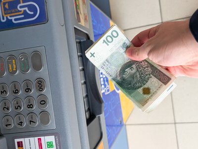 Nie zabrała pieniędzy z bankomatu. Interweniowali policjanci