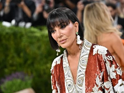Odmładzająca grzywka? Kris Jenner w tych trzech cięciach zachwyca
