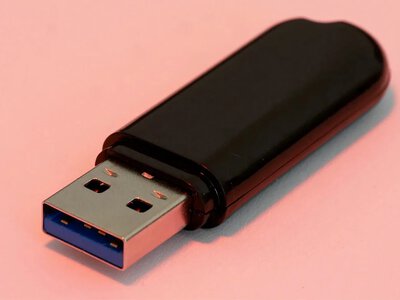 Wygląda jak zwykły pendrive. Dopiero specjalny plik odsłania jego sekret