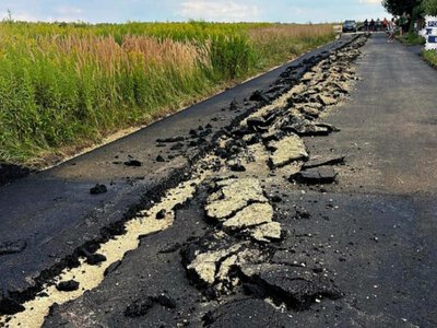 Rolnik, który zaorał asfalt w Gliwicach, wyszedł z aresztu. Prokuratura zmieniła zarzuty