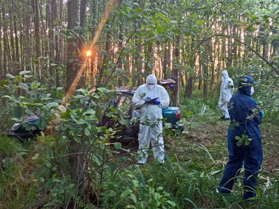 Ojczym i jego pasierb zaginęli na Mazowszu. Ciała znaleziono w bagnie i w aucie. Przerażające szczegóły
