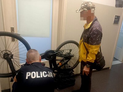 65-latek przyjechał na rowerze do komendy. Policjanci osłupieli, gdy go zobaczyli