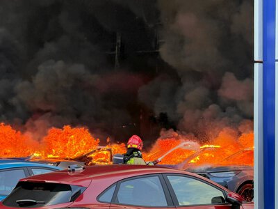 Potężny pożar na Pomorzu. Blisko 100 strażaków walczy z ogniem. Apel do mieszkańców