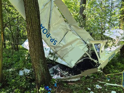 Katastrofa wodnosamolotu w lesie pod Łowiczem. Pilot przeżył