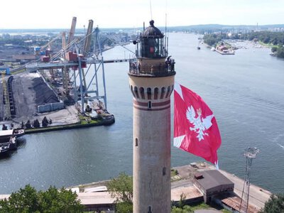 Niesamowity widok w Świnoujściu. Latarnia morska wystąpiła w nietypowej roli