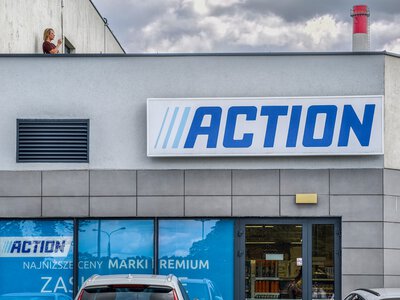 Action za 56,98 zł sprzedaje specjalne kaski do rowerów elektrycznych