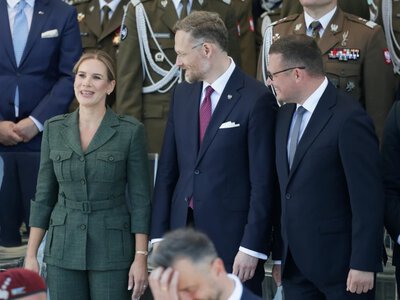 Uwaga skupiła się na Nawrockiej pośród tłumu. Zrobiła to specjalnie?