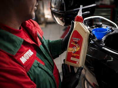 Ceny oleju szaleją przez wojnę na Bliskim Wschodzie. Motocykliści też to odczują?