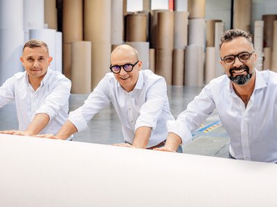 Zaczynali od starej owczarni bez posadzki i biura umieszczonego w kabinie po kombajnie. Dziś firma produkująca na wsi rzuca wyzwanie wielkim koncernom