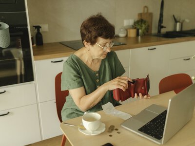 ZUS obniża limity od września. Emeryci mogą stracić część świadczenia