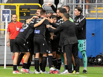 Kibice blokowali transfer. Jeden z nich zatrzymał piłkarza na lotnisku