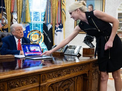 Grają plotkami o Trumpie i jego asystentce. Będzie wściekły