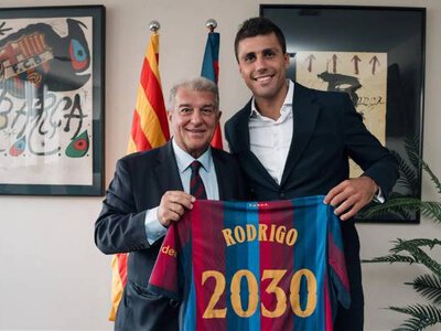 Doskonały transfer FC Barcelony. Rodri nowym piłkarzem. Szkoda, że minął się z Lewandowskim