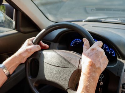 Kierownica drży podczas jazdy? Mechanik zacznie od tego miejsca