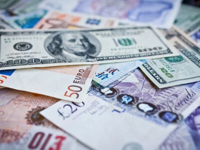 Euro i funt drożeją, dolar tanieje. Kursy walut w środę