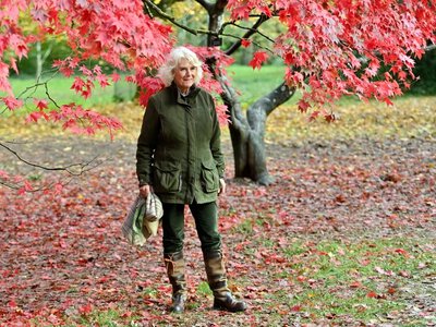 Królowa Camilla zaskoczyła stylizacją. Porzuciła suknię i garsonkę