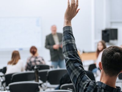 Na wykłady przychodziła osoba zamknięta w czarnym worku. To był eksperyment