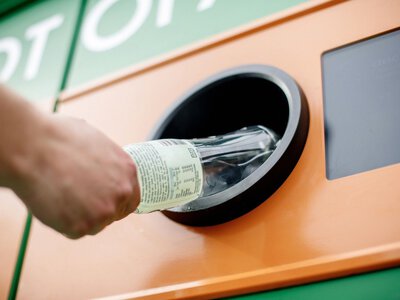 Przyniósł 1046 butelek i puszek do Biedronki. Tyle zarobił rekordzista