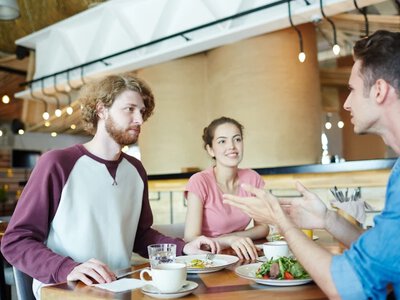 Widzisz takie zachowanie w restauracji? To zdradza brak klasy