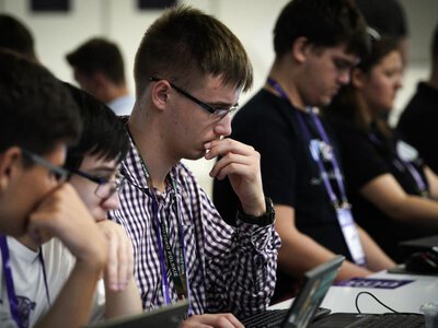 Płace wzrosły szybciej, niż oczekiwano: programiści przed górnikami i leśnikami. Kto zarabiał najmniej w lipcu? 