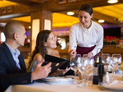 Napiwek powinien być obowiązkowy? Spór między znanymi restauratorami