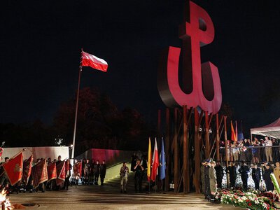 „Ambasadorka pamięci” z niebieskiej platformy. Burza w sieci trwa