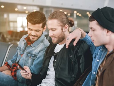On nie potrzebuje kolegów, bo ma ciebie? Psychologiczna pułapka związku