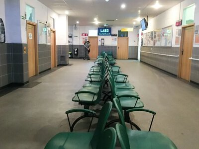 Mamy przychodzą za nich do urzędu pracy. Parasolowe wychowanie