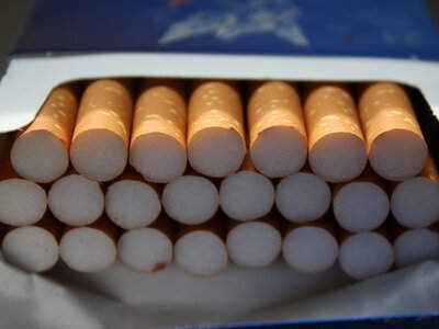 40 zł za paczkę. Rosną ceny, a szara strefa odzyskuje rynek