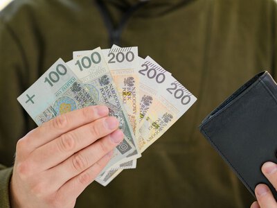 Te roczniki żyją od wypłaty do wypłaty. Wskazano dwa pokolenia