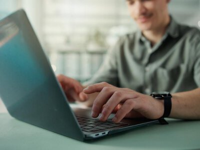 Polacy czerpią informacje z social mediów. Najmniej ufają politykom i partiom
