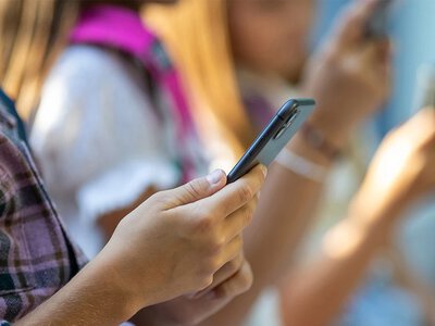 Uczeń nie odda telefonu nauczycielowi. Co wtedy może szkoła?