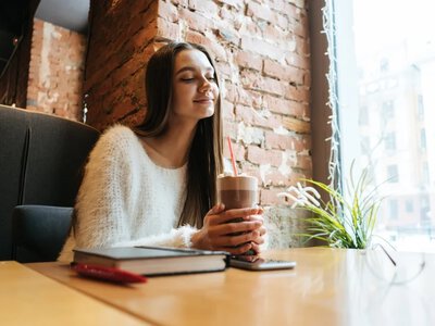 Bycie samemu przestaje być czymś strasznym. Influencerzy oswajają samotność