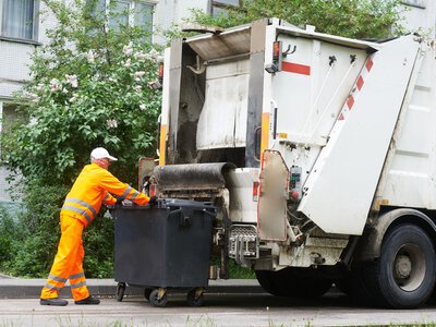 Ile zarabia kierowca śmieciarki? Oto stawki w Polsce i w Niemczech