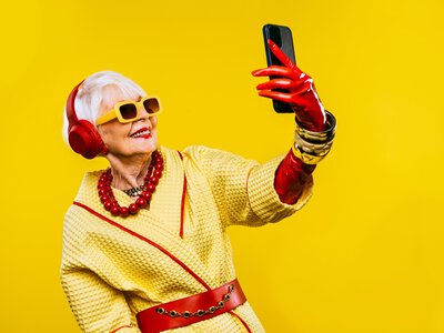 Dlaczego biznes wciąż nie rozumie kobiet 50 plus? Dla reklamodawców są jedną, wielką masą, ale to wielki błąd