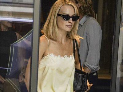 Margot Robbie w stylizacji 10/10. Sukienka to hit, ale dodatek skradł show