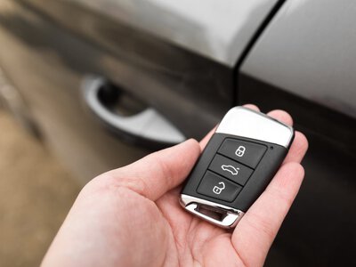 Bezprzewodowy kluczyk do twojego samochodu potrafi więcej niż myślisz. Ciekawe funkcje