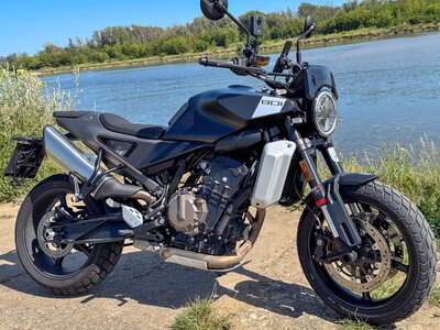 Test Husqvarna Svartpilen 801. Zwinny łobuz w garniturze neoretro