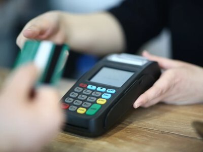 Niespodzianka przerwała jej wakacje. Bank odciął klientkę od pieniędzy