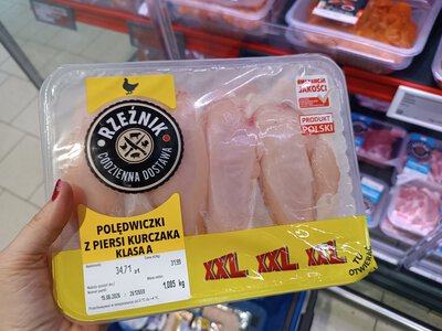 Jest na mięsie, kiełbasach i szynce. W Biedronce i Lidlu sprawdź zapis małym drukiem 