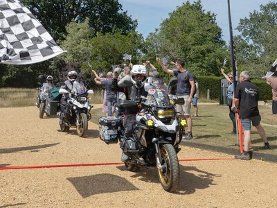 Z Bangkoku do Wielkiej Brytanii. Najstarszy motocyklista miał 82 lata!