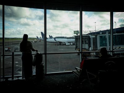 Utknęła na lotnisku na wiele godzin. System pomylił ją z bliźniaczką