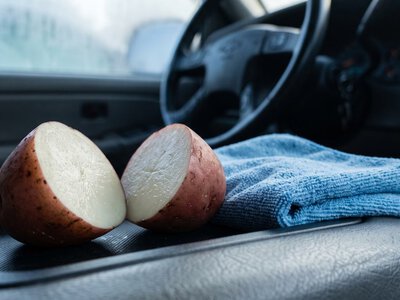 Potarcie szyb ziemniakiem. Dlaczego jest zalecane i do czego to służy?