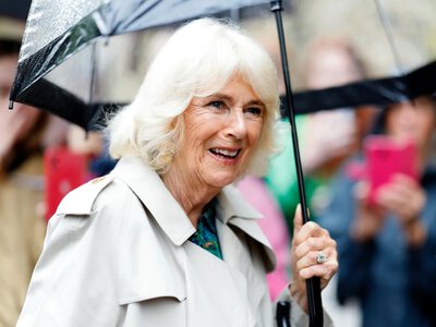Królowa Camilla w stylowym płaszczu. Wiele Polek też ma w swojej szafie