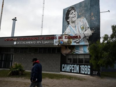 Maradona strzelił nią gola ręką Boga. Astronomiczna kwota za słynną piłkę