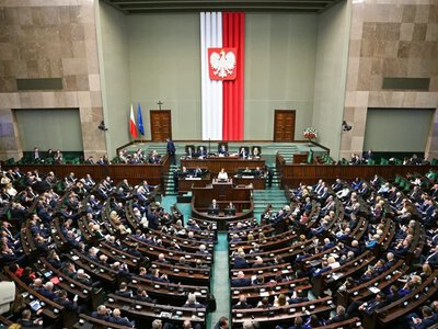 Sondaż poparcia: KO w dół, PiS w górę i nowa partia w Sejmie