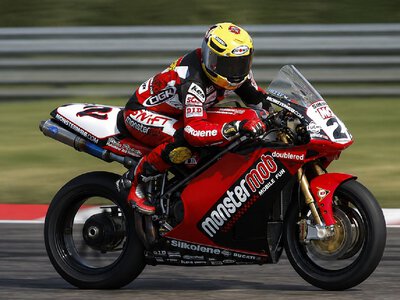 Mistrzowski motocykl Ducati 998RS Steve'a Hislopa na sprzedaż. Cena zwala z nóg