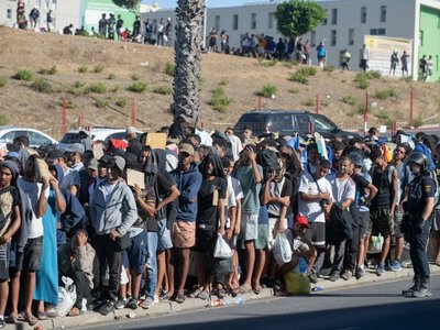 Hiszpański rząd przejmuje kontrolę. Zaczną od szczepień imigrantów