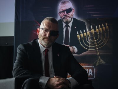 Zarzut zaprzeczania zbrodniom dla Brauna. Europoseł się nie przyznał